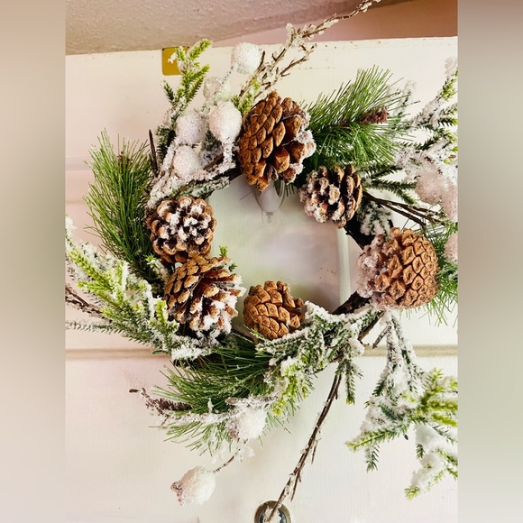 Flocked Berry Pine Wreath - Picture 9 of 12